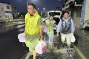 郭國文自稱涉水送700戶便當！網一派讚加油、另一派批又作秀