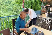 暴雨切斷南橫！醫揹藥箱走2小時　送藥進桃源孤島部落