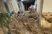 影/台中雨量破21年紀錄！大坑土石流灌屋半樓高　黃泥還再衝