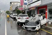 影/十字路口搶快！高雄直行撞轉彎車　23歲女慘翻車