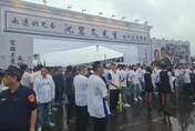 影/「縱貫線二把手」沈宏文告別式！2千人弔唁　警荷槍逮3通緝犯