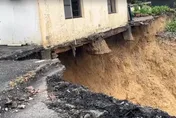 影/台南柳營大雨「掏空地基近10樓高」　土石撕裂房屋嚇壞屋主