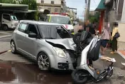 影/苗栗嚴重車禍2人噴飛掛彩　機車驚悚「倒掛轎車頭」