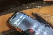 影/高雄男衝越分隔島滿頭血　手機人工智慧：您似乎出車禍
