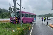 高雄義大客運自撞電線桿「車頭全毀凹陷」　驚悚直擊