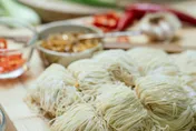 煮麵鍋慘遭老婦「筷插突襲」　店家崩潰：她還覺得沒什麼