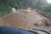 影/大地在哭泣！霧台山壁多處瀑布狂瀉　山區道路變黃河