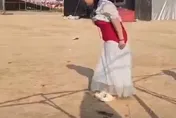 陸大媽就是強！被男子飆「X你媽」　立刻脫衣全裸喊：你來啊
