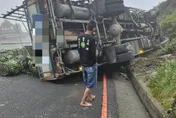 影/疑煞車失靈！貨車武嶺「開上山壁」翻覆　高麗菜灑滿路