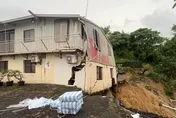 影/直擊！柳營民宅「無地基」解體　屋主：老天別下雨了