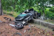 大雨中閃公車撞石墩！二林車解體1死1重傷　駕駛噴飛斷肢亡