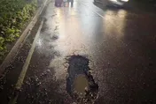 影/高雄又有災情！雨夜驚見天坑「4車慘爆胎」