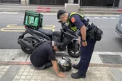 外送員高溫曬昏派出所門口倒地　警即刻救援助送醫