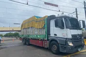 影/竹縣貨車卡電線！司機處理不慎觸電　頭部受傷、雙腿燒燙傷