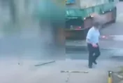 湖口平交道貨車司機觸電瞬間曝！車底火光爆發　人直直重摔倒地