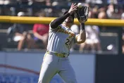 MLB/海盜外野手謎樣傳球　「傳偏又傳軟」球迷看傻
