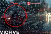 影/高雄雨天驚悚車禍！小紅左轉不讓人　高中生慘被撞飛
