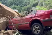 影/超恐怖！苗栗泰安巨石砸中自小客　車內2男子慘死