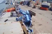 影/驚險瞬間！高雄港吊車翻覆撞貨船　駕駛千鈞一髮逃生