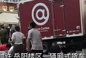 影/點餐到一半…陸貨車突撞進飲料店　顧客來不及躲2死2傷