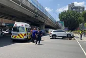 影/北市救護車載病患「跟計程車相撞」！3人送醫
