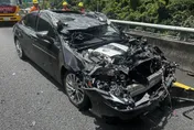 影/國5嚴重事故！LEXUS追尾緩撞車「上半部快削光」