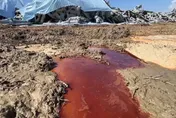影/嚇壞農民！災後廢棄光電板驚見「紅色油污」染土壤