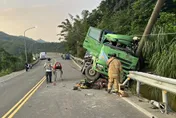 影/砂石車載消波塊支援那馬夏修路　下山自撞駕駛搶救不治