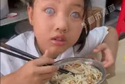 陸2歲童基因突變失明！一句「我何時能看到這個世界」母親淚崩