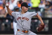 MLB/鄧愷威手套、腰帶繡國旗！父親節最感謝爸爸支持