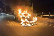 影/彰化台74甲火燒車！轎車遭火舌吞噬　燒到剩骨架