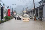 南投雨彈開轟！竹山2小時狂灌136毫米　車輛慘陷黃泥河