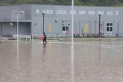 影/熊本淹慘！暴雨襲擊車輛泡水　商店街成「瀑布」慘況曝光