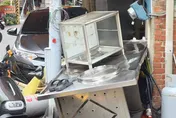 影/嘉義市區驚魂一瞬！轎車暴衝撞進店家　駕駛一度意識不清
