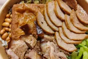 神秘豬腳飯訂單…要求拍照確認　陸外送員眉頭一皺險「洩密」