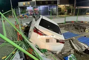 台南學甲轎車狂衝陷入工地　駕駛酒駕又吸毒