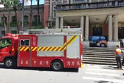 台大醫院總院空橋燒起來！員工急抄滅火器處理
