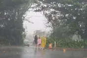 楊柳颱風來襲！恆春半島豪雨累積127毫米　海域全面封閉
