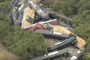 疑載有危險物質！貨運列車在德州脫軌　35節車廂翻覆交疊