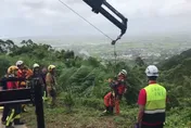 影/颱風天北宜公路賓士墜谷！駕駛「按喇叭呼救」