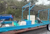 影/太慘了！台東漁船被吹到馬路上　加油站鐵皮垮了
