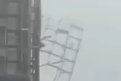 台東狂風暴雨肆虐！社宅鷹架崩垮驚悚畫面曝光