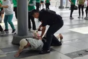 影/台鐵基隆站又見醉漢鬧事　發酒瘋潑啤酒、白粥遭逮