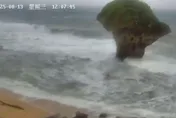影/楊柳颱風挾強風！小琉球花瓶岩「鏡頭君」被吹倒