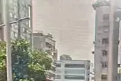 影/楊柳瞬間強風掃台北　民權西路大樓鐵片遭吹落