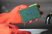 科技海綿暗藏危機　研究：每月恐釋出數兆塑膠微粒