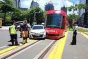 影/高雄輕軌又出事！慘遭「左轉搶快車」撞車頭