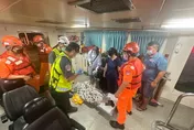 影/颱風天海象惡劣仍出勤　高雄海巡2度送小琉球病患就醫
