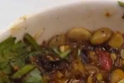 蘸料碗裡驚見活蛆蠕動！陸火鍋店竟冷回「是蛋白質」引公憤