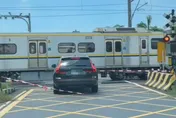 瑞典坦克和台鐵鬥速！卡平交道又撞桿　荷包大失血
